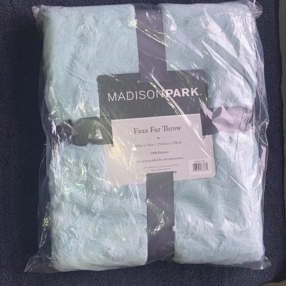 Relisted Madison Park faux fur throw 60 X 70 in - Picture 4 of 13